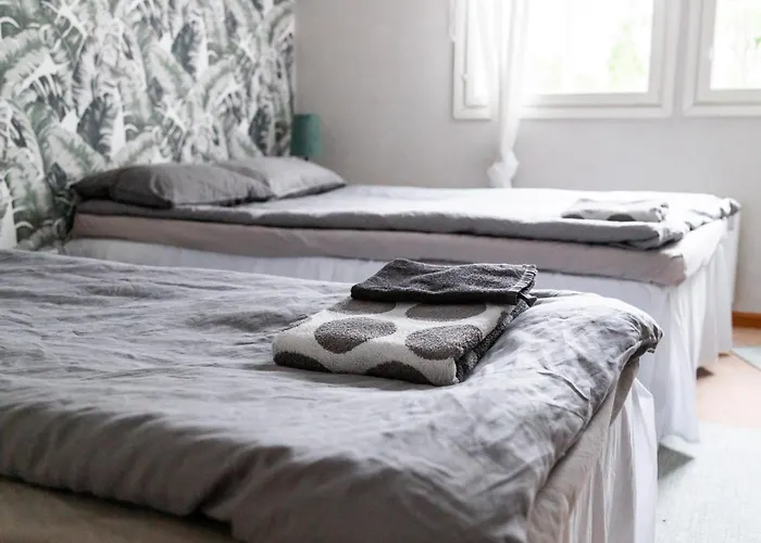 Iris, Nagu Βίλα *