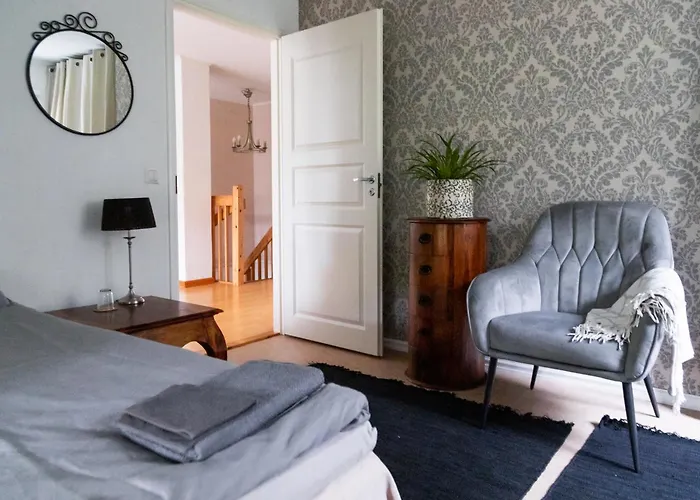 Iris, Nagu Βίλα *